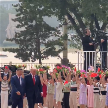 image Chinese Students Welcome President Trump To The Great Hall Of The People In Beijing 💐
