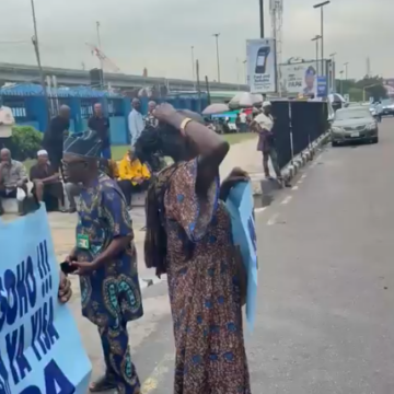  Nigerian Retirees Demands 16 Years Pension At NPA Entrance Gate, 69-Year-Old Woman Cries Out In Pain
