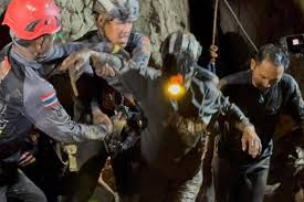 image Rescuers Search For Alternative Route To Reach 2 Missing In A Flooded Laos Cave